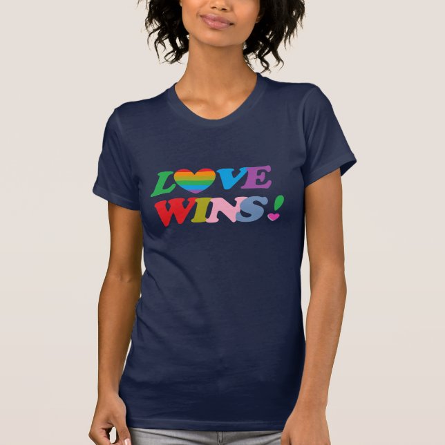 Camiseta Arco-íris Amor Vence Coração LGBT (Frente)