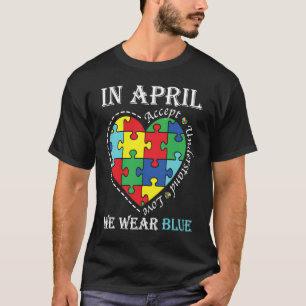 Camiseta Arco-íris Autismo Coração Em Abril Nós Usamos Azul