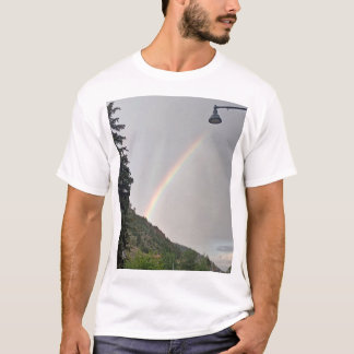 Camiseta Arco-íris Colorido Sobre a Lâmpada da Rua Suburban