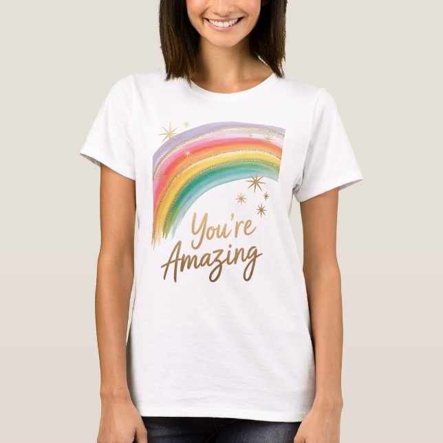 Camiseta Arco-íris com Brilho Dourado e Texto "Você é Incrí (Frente)