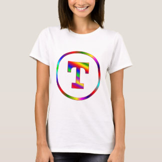 Camiseta Arco-íris da letra T