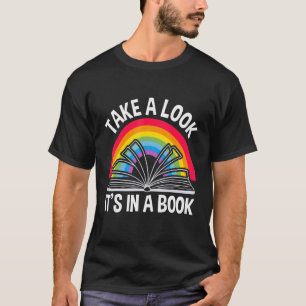 Camiseta Arco-Íris dá uma olhada Está em um livro, lendo de