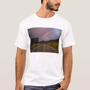 Camiseta Arco-íris e estrada