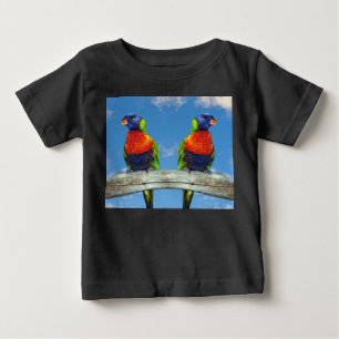 Camiseta Arco-íris lorique dois poços empoleirados em um ga