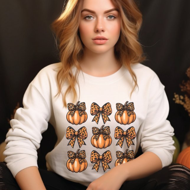 Camiseta Arco Leopart de Halloween e coquete de abóbora (Retro Halloween Leopart Bow & Pumpkin Coquette Sweatshirt)