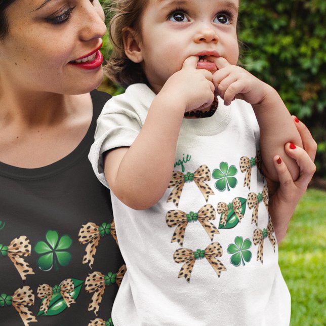 Camiseta Arcos Leopardo Irlandeses Coquette com Shamrocks V (Bougie cute leopard bow era with green shamrocks on mom and toddler t shirts. )