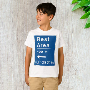Camiseta Área de descanso 400m Sinal de trânsito à esquerda