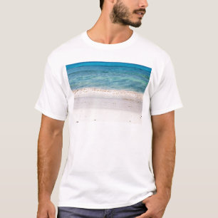 Camiseta Areia branca semelhante e mar azul-turquesa