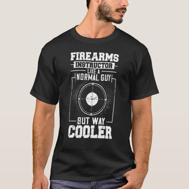 Camiseta Armário de Instrutor de Armas de Fogo Arremessando (Frente)