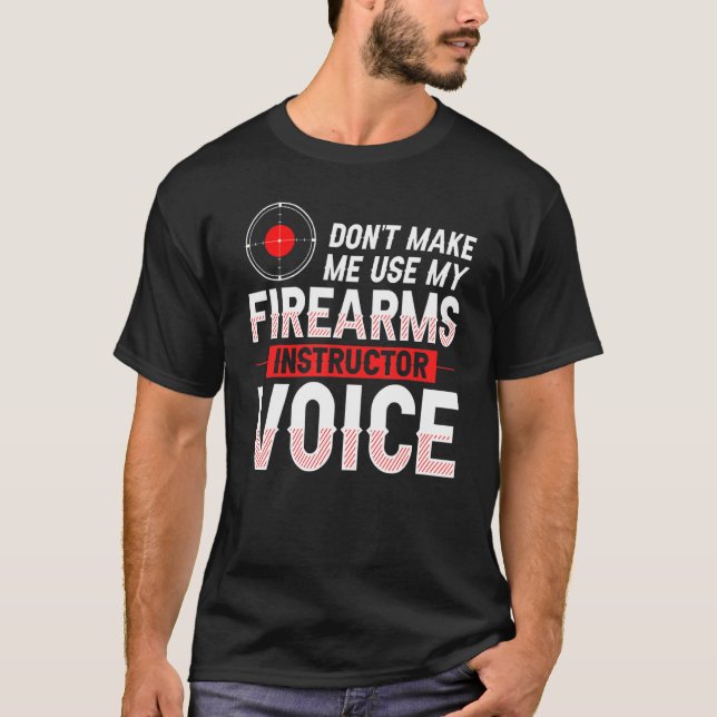 Camiseta Armário de Instrutor de Armas de Fogo Arremessando (Frente)