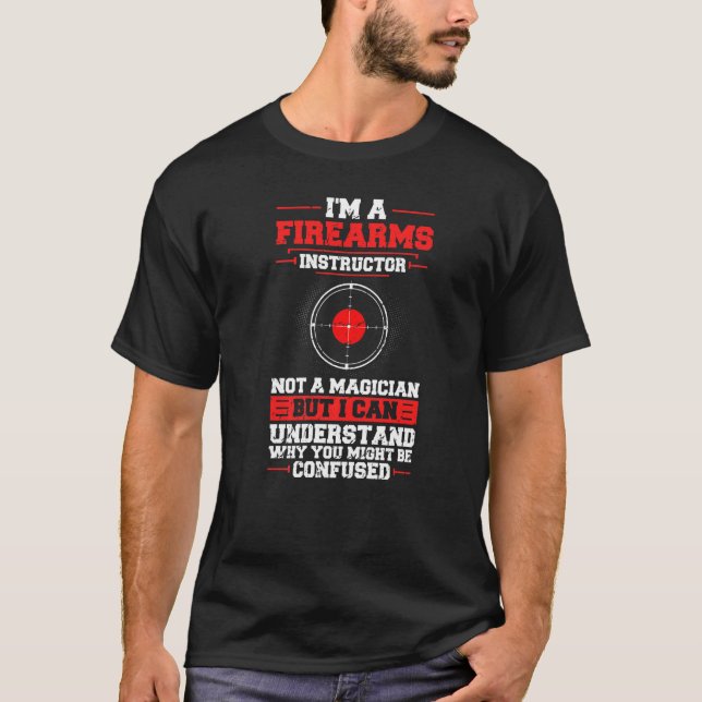 Camiseta Armário de Instrutor de Armas de Fogo Arremessando (Frente)