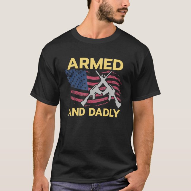 Camiseta Armed and Dadly USA Flag American Flag Dad Pun (Frente)
