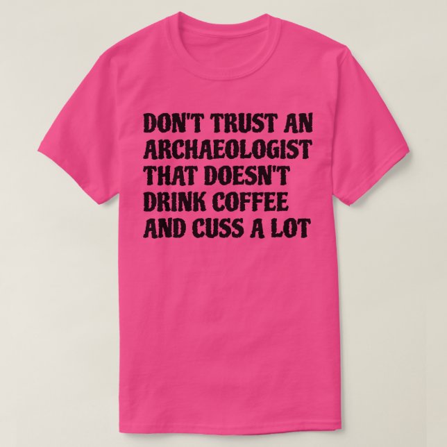 Camiseta Arqueólogo Que Bebe Café Custa Muito (Frente do Design)