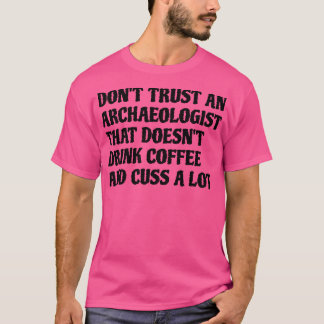 Camiseta Arqueólogo Que Bebe Café Custa Muito