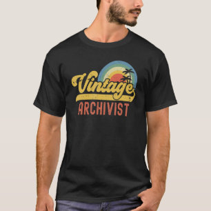 Camiseta Arquivista Vintage Sunset Profissão Retroativa Tit