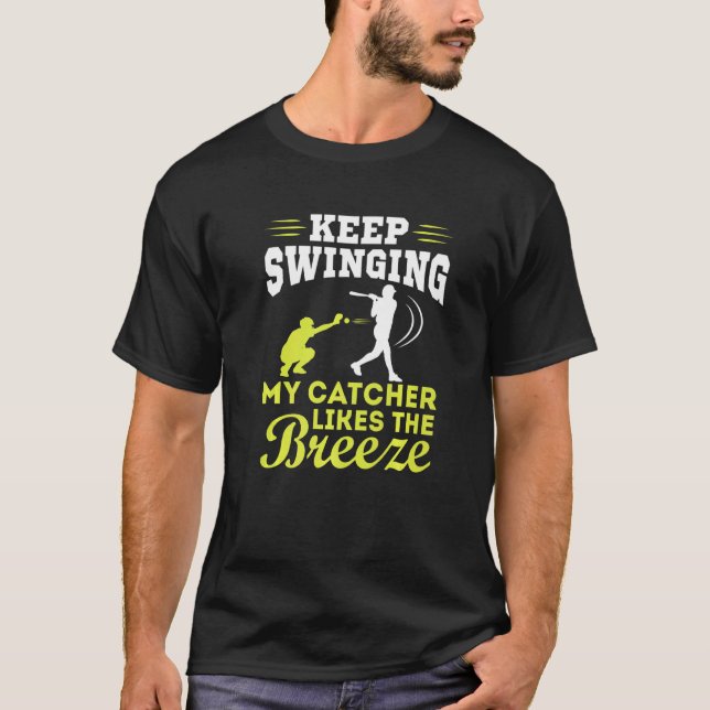 Camiseta Arremessador de Softbol Continue Balançando Meu Ap (Frente)