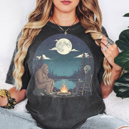 Camiseta Arte Bigfoot e Alien Acampamento Fogueira Lua Lago