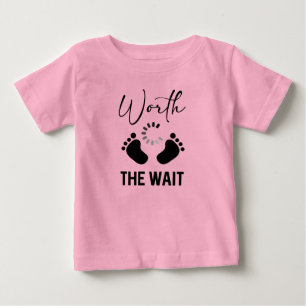 Camiseta Arte com palavra de espera de menina bebê fofa val