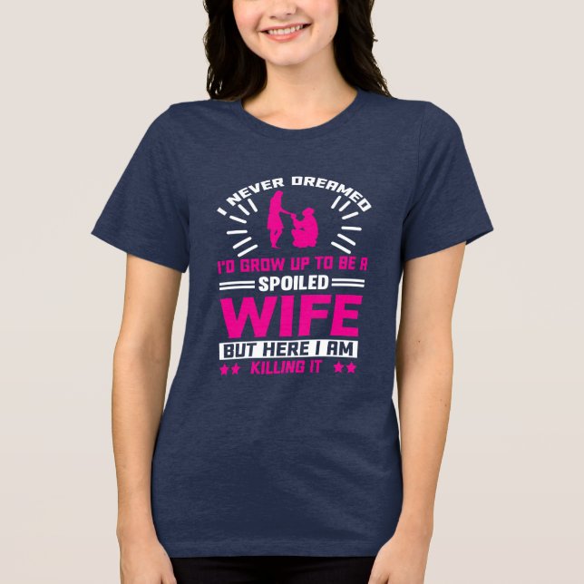 Camiseta Arte com palavras de Esposa mimada engraçada (Frente)