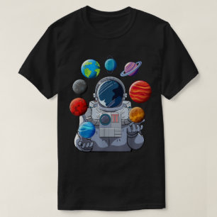 Camiseta Arte de Astronauta Fazendo Malabarismo com Planeta