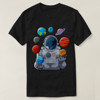 Camiseta Arte de Astronauta Fazendo Malabarismo com Planeta