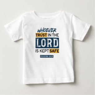 Camiseta Arte de Citação Bíblica - Provérbios 29:25 Confie 