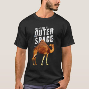 Camiseta Arte de fantasia surreal do deserto com camelo ali