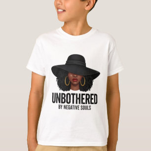 Camiseta Arte de Mulher Negra Impassível por Almas Negativa