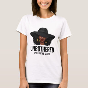 Camiseta Arte de Mulher Negra Impassível por Almas Negativa