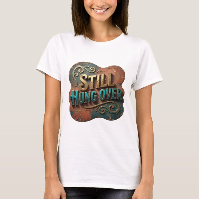 Camiseta Arte de texto 3D Catchy Gold STILL HUNG OVER (Frente)