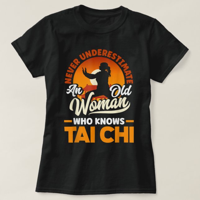 Camiseta Arte Marcial Tai Chi Nunca Subestime Uma Velha Mul (Frente do Design)