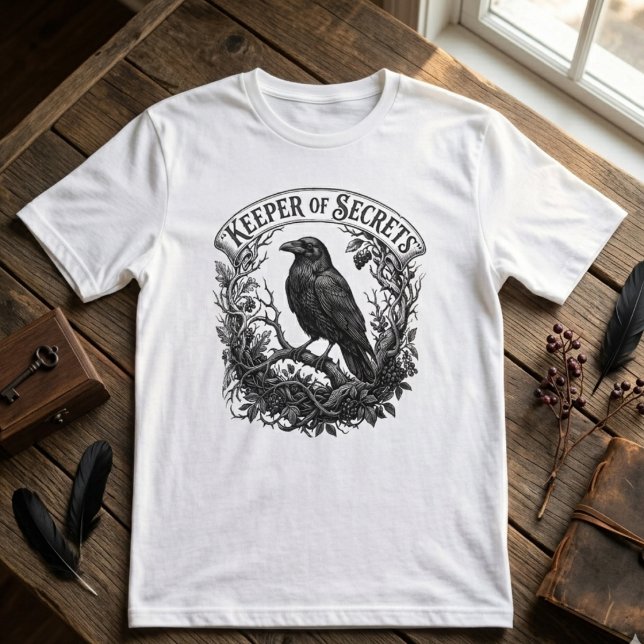 Camiseta Arte Sombria Acadêmica Intrincada em Escrita Gótic (Intricate gothic raven tshirt)
