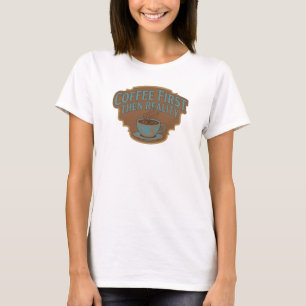 Camiseta Arte Usável COFEE PRIMEIRO ENTÃO REALIDADE Moderna