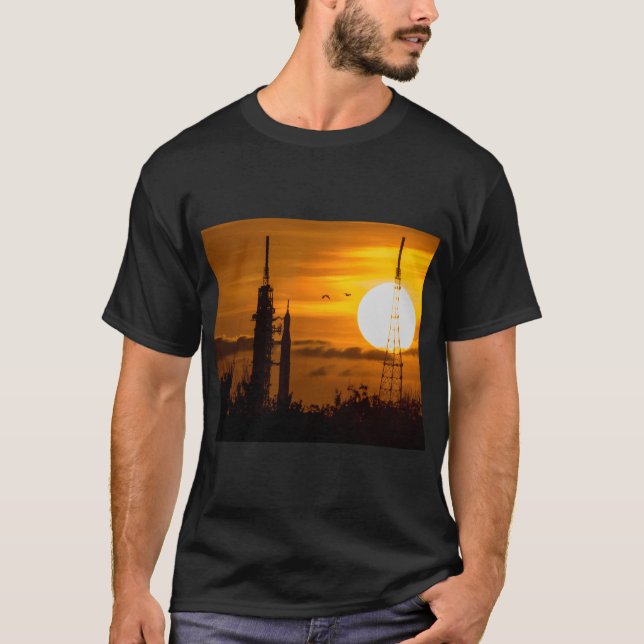 Camiseta Artemis Moon Rocket no amanhecer (Frente)