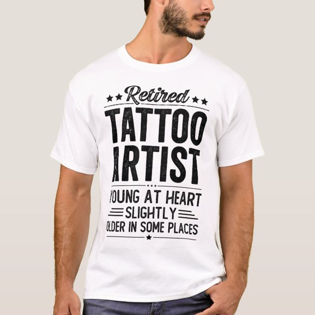 Camiseta Artista de Tatuagem Aposentado (Frente)