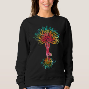 Camiseta Árvore Colorida Da Mulher Colorida Em Yoga Pose