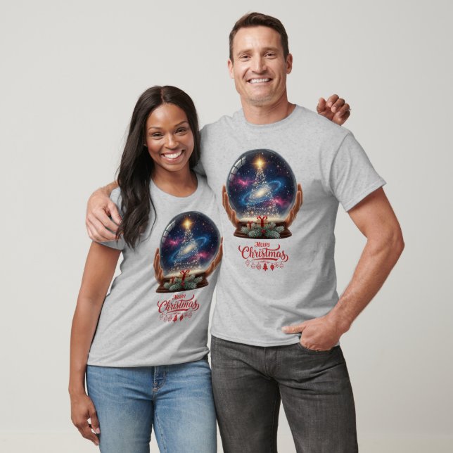 Camiseta Árvore de Natal Galáxia Cósmica Globo de Neve (Unissex)