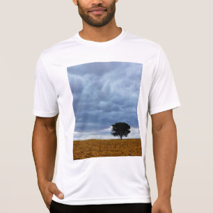 Camiseta Árvore em um campo vazio