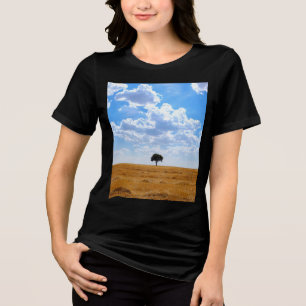 Camiseta Árvore num campo de trigo colhido