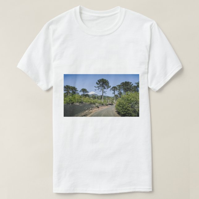 Camiseta Árvores de pinheiro de monkey perto do vulcão no c (Frente do Design)