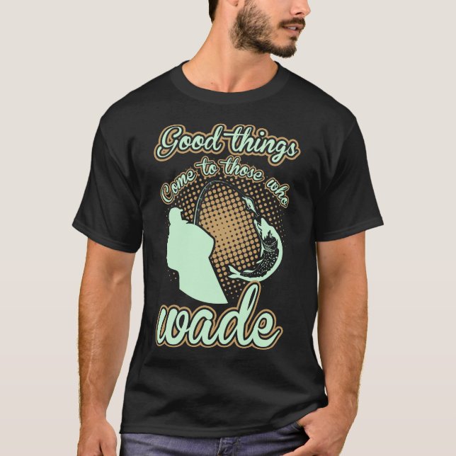 Camiseta As Coisas Boas De Pesca Chegam A Quem Foi (Frente)
