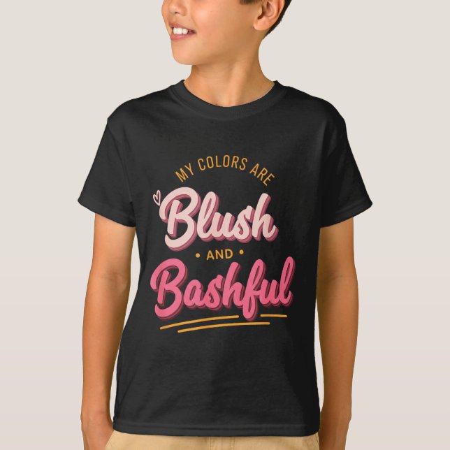 Camiseta As cores são blush e bashful, um script rosa engra (Frente)