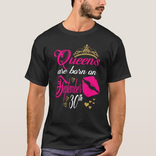Camiseta As Filas De Impressão De Lip Rosa São Nasceres Em  (Frente)