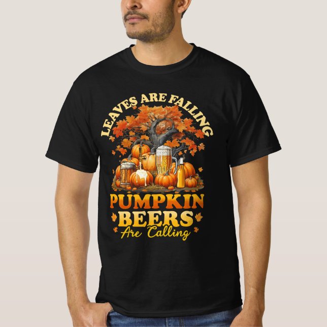 Camiseta As Folhas De Cerveja De Halloween Estão Caindo De  (Frente)