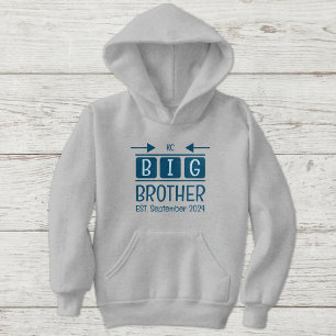 Camiseta As iniciais do irmão mais velho são azuis.
