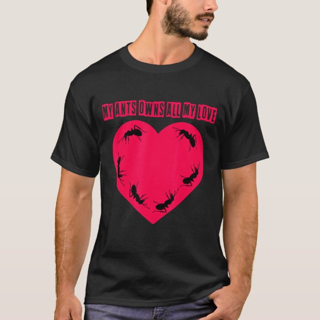Camiseta As Minhas Formigas Possuem Toda A Minha Boneca De  (Frente)