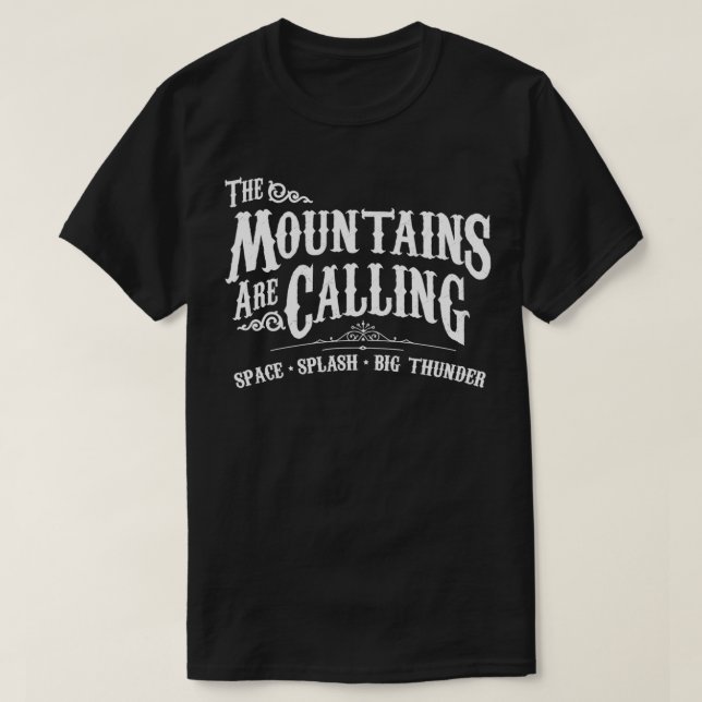 Camiseta As Montanhas Estão Chamando O Espaço De Espalhamen (Frente do Design)