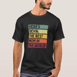Camiseta As mulheres aqui são Devin, a melhor mãe do mundo.