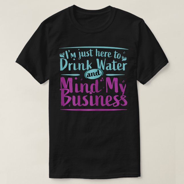 Camiseta As mulheres estão aqui para beber água e cuidar do (Frente do Design)