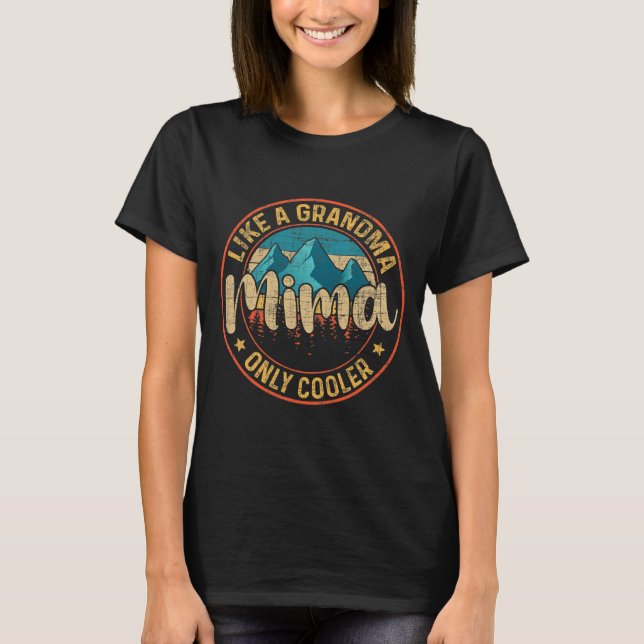 Camiseta As Mulheres Mima Como Uma Avó Só Mais Fria (Frente)